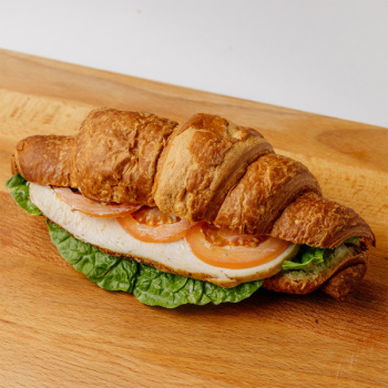 Круассан с курицей, брынзой и песто 160г