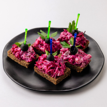 Канапе с сельдью на бородинском хлебе, 185г