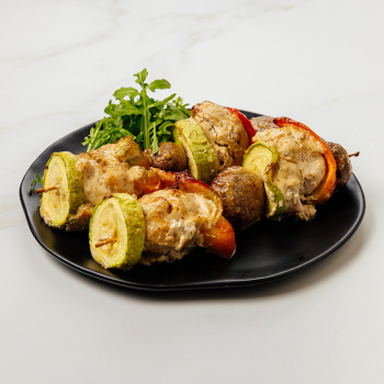 Шашлык из курицы с овощами жареный, 250г