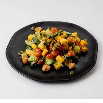 Салат с печеной тыквой, киноа и овощами 