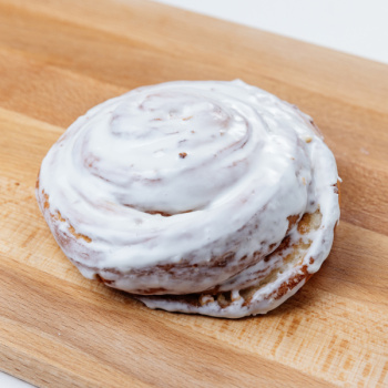 Плюшка глазированная с арахисом, 100г