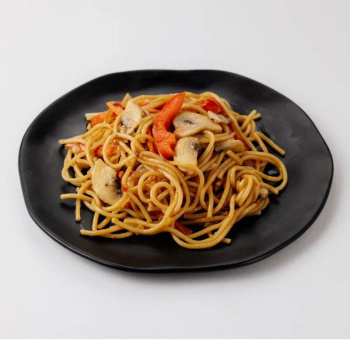 Паста в азиатском стиле с овощами