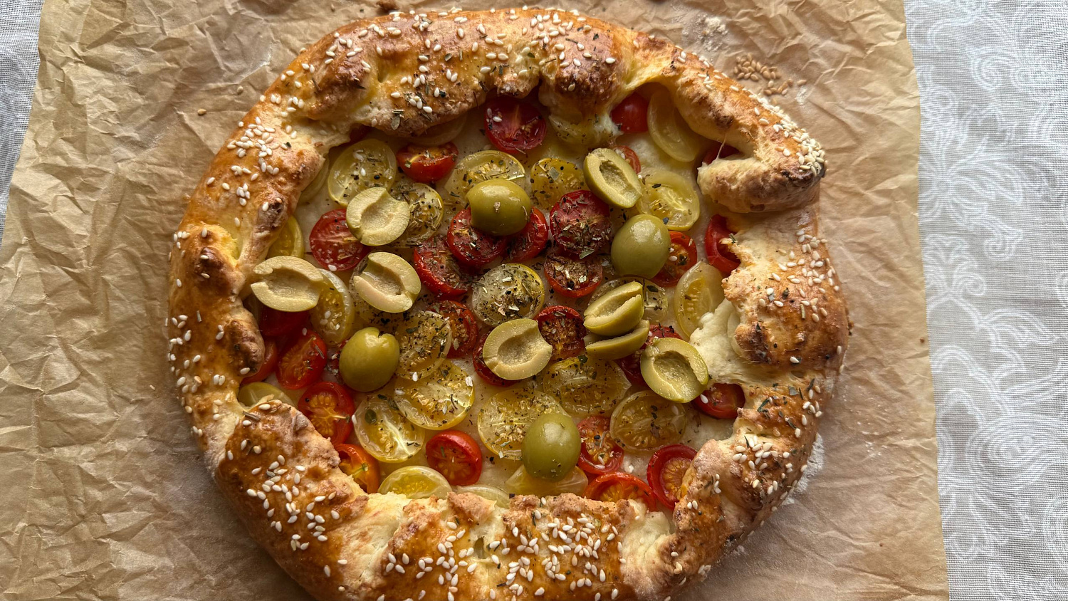 Осенняя галета с помидорами и оливками