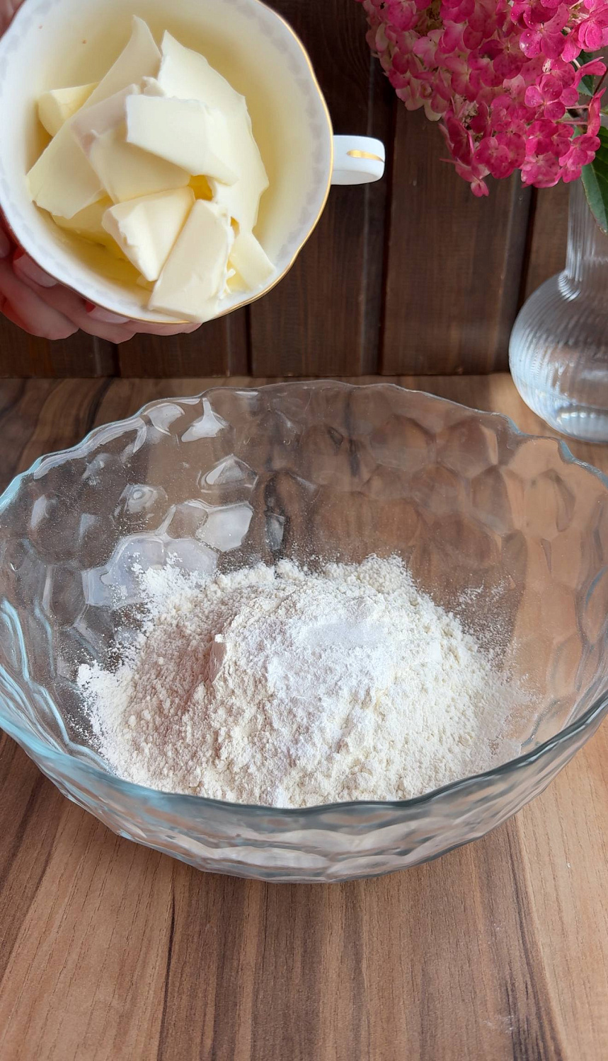 Осенняя галета с помидорами и оливками