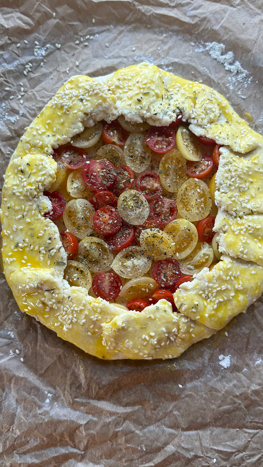 Осенняя галета с помидорами и оливками